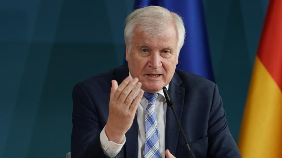 Bundesinnenminister Horst Seehofer gibt gemeinsam mit dem per Video zugeschalteten EU-Kommissionsvize Margaritis Schinas eine Pressekonferenz zur aktuellen Lage auf Lesbos (Bild: dpa)