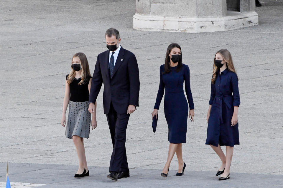 Con mascarillas negras (pero sin vestir de luto), así llegó la familia real encabezada por Felipe VI y la reina Letizia al homenaje de Estado a las víctimas del coronavirus. Junto a ellos estaban sus dos hijas, la princesa de Asturias (izquierda) y la infanta Sofía. (Foto: Carlos Alvarez / Getty Images)