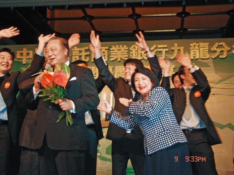辜林瑞慧（前排右）陪同辜濓松到香港參加中國信託商銀九龍分行開幕，和辜濓松一起歡唱。（聯合知識庫）