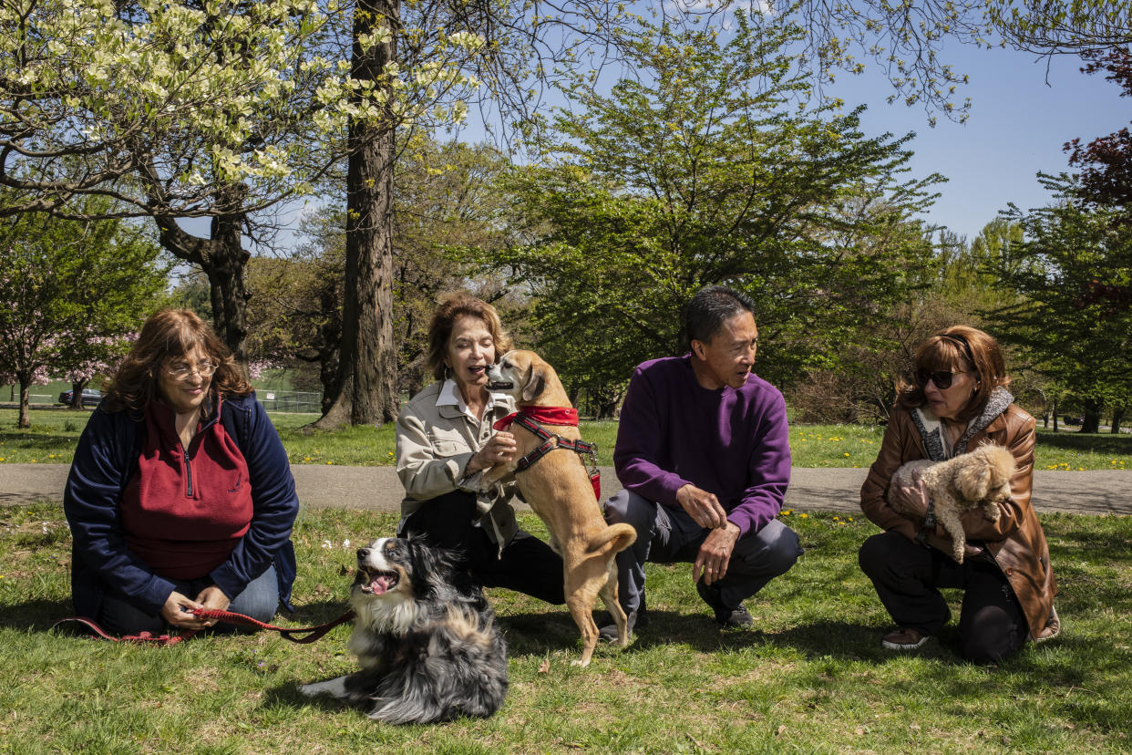 Desde la izquierda, Charlie, Ollie y Abby en el parque Brookdale de Bloomfield, Nueva Jersey, el 19 de abril de 2023. (Bryan Anselm/The New York Times)