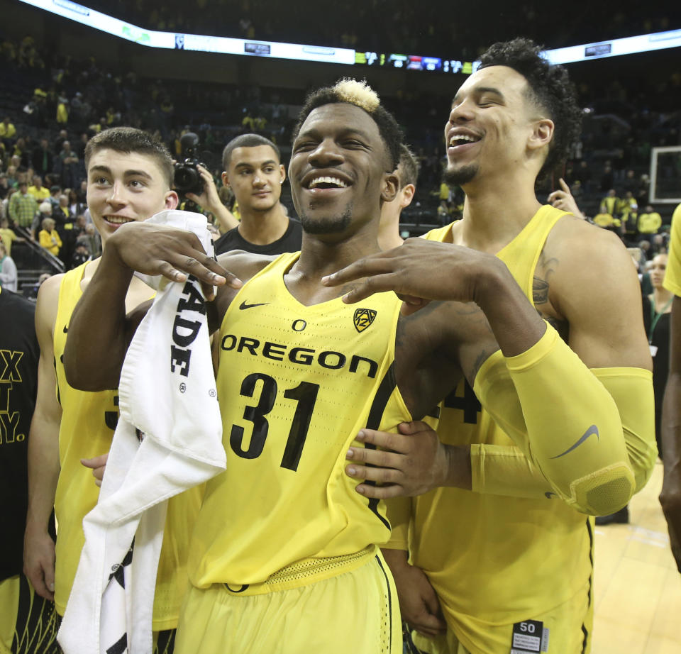 Oregon's Payton Pritchard, left, Dylan Ennis and Dillon Brooks celebrate after Oregon defeated Arizona 85-58 in an NCAA college basketball game Saturday, Feb. 4, 2017, in Eugene, Ore. (AP Photo/Chris Pietsch)