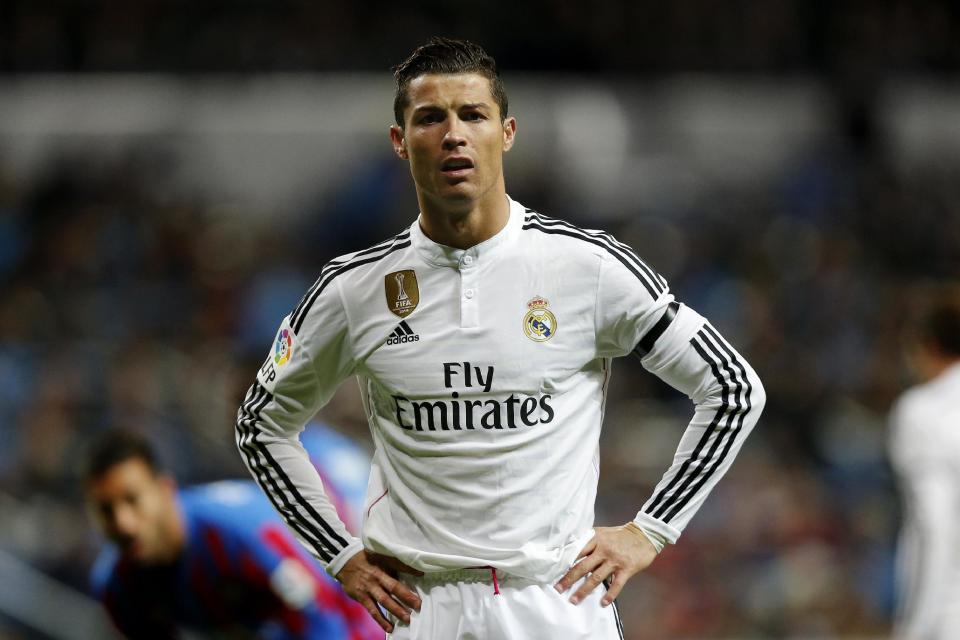 El jugador del Real Madrid Cristiano Ronaldo, de Portugal, durante su partido de Liga contra el Levante en el estadio Santiago Bernabéu, el 15 de marzo de 2015. (AP Foto/Daniel Ochoa de Olza)