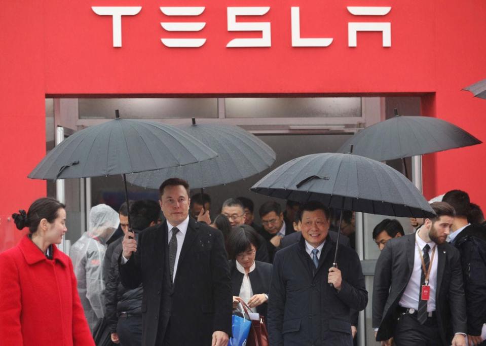 Tesla-Chef Elon Musk während einer Reise nach Shanghai. - Copyright: STR via Getty Images