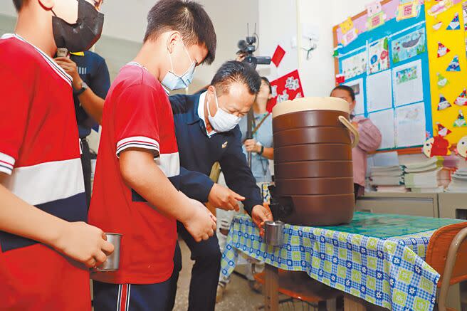 嘉義縣政府推動安心大豆食材進校園計畫，縣長翁章梁3日特地前往大林鎮三和國小，瞭解豆漿機執行成果，與學童一起品嘗鮮做豆漿的美味。（呂妍庭攝）