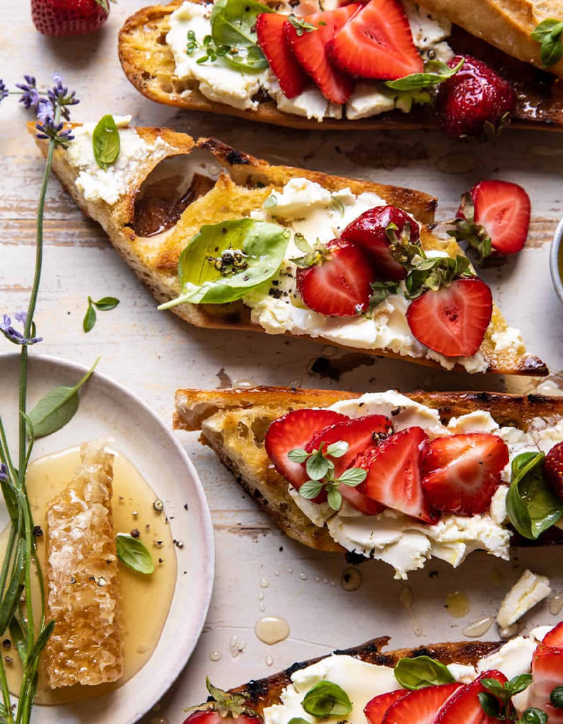 <p>Un mélange sucré-salé qui rend hommage au printemps. </p><p>Découvrir la recette <a href="https://www.halfbakedharvest.com/marinated-goat-cheese-strawberry-crostini/" rel="nofollow noopener" target="_blank" data-ylk="slk:ici;elm:context_link;itc:0;sec:content-canvas" class="link ">ici</a></p><br>