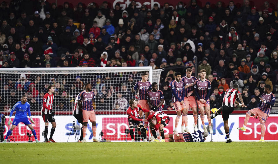Brentford's Ivan Toney scores his side's first goal of the game, during the English Premier League soccer match between Brentford and Nottingham Forest, at the Gtech Community Stadium, in London, Saturday, Jan. 20, 2024. (John Walton/PA via AP)