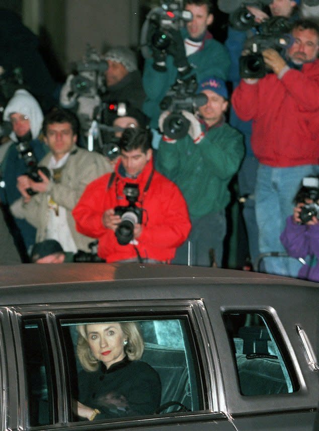 1996年1月26日，接受偵訊結束的希拉蕊準備離開華盛頓地方法院（AP）