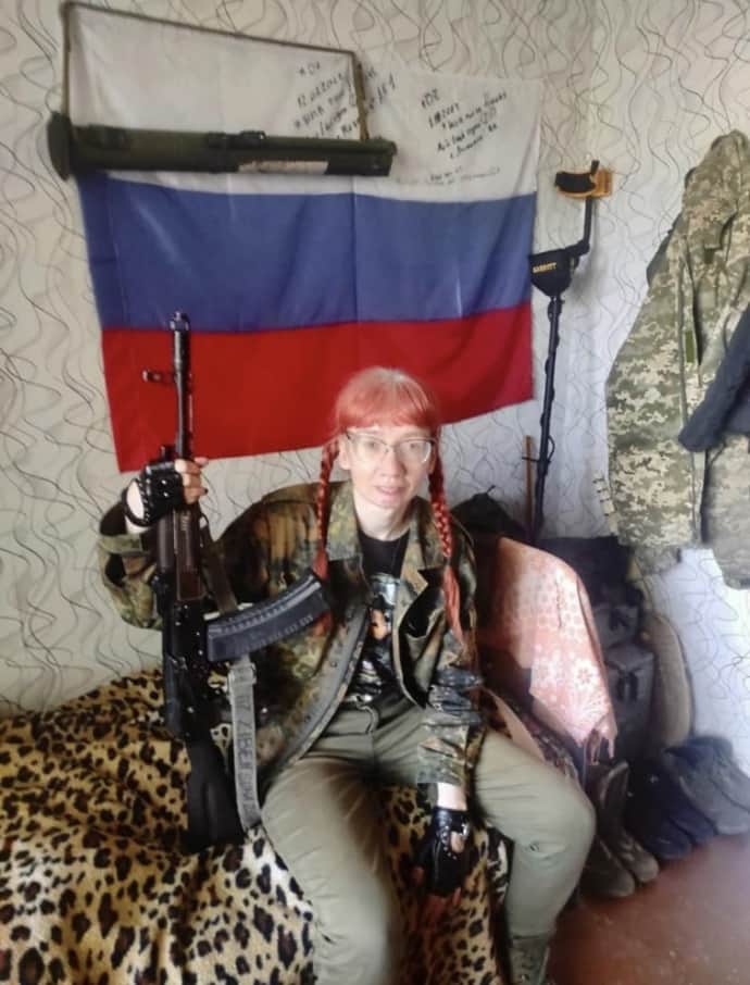 Μια πρώην καθηγήτρια στο Πανεπιστήμιο του Κιέβου που κατηγορείται για εσχάτη προδοσία δημοσιεύει τη φωτογραφία της με φόντο τη ρωσική τρίχρωμη