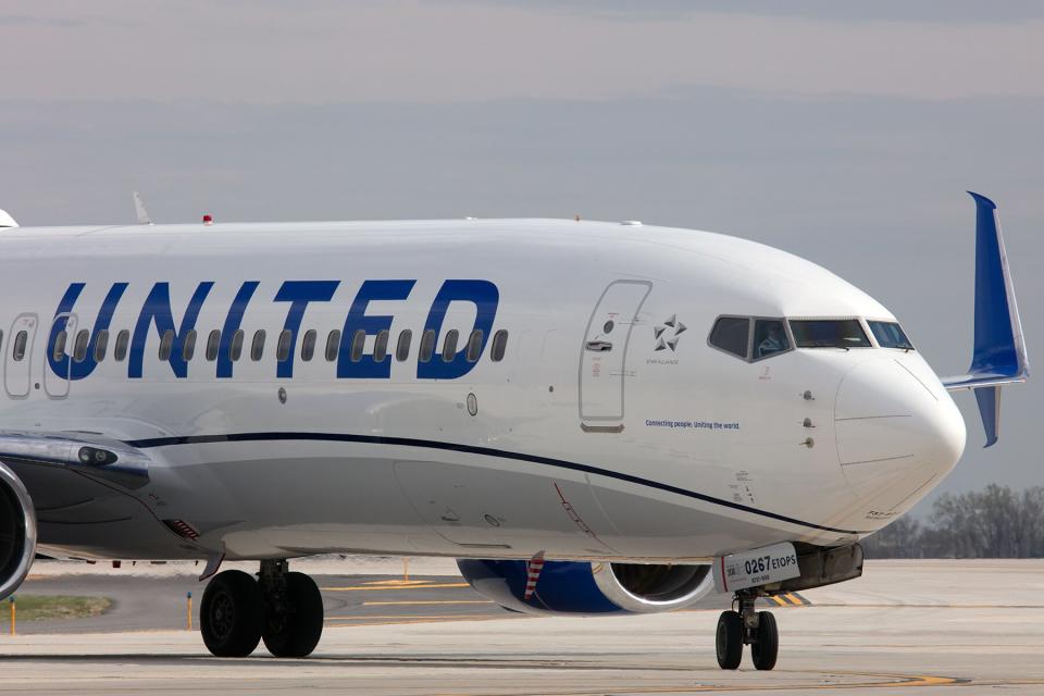 A United 737-8 Livery on the tarmac