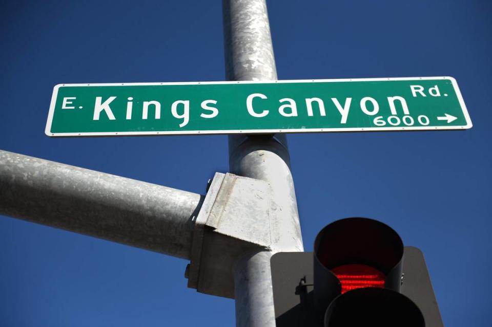 Un tramo de Kings Canyon Road en el sureste de Fresno forma parte de un proyecto aprobado por el Concejo Municipal de Fresno en marzo de 2023 para renombrar un tramo de 10.2 millas de calles principales como Cesar Chavez Boulevard, en honor al fallecido líder sindical.