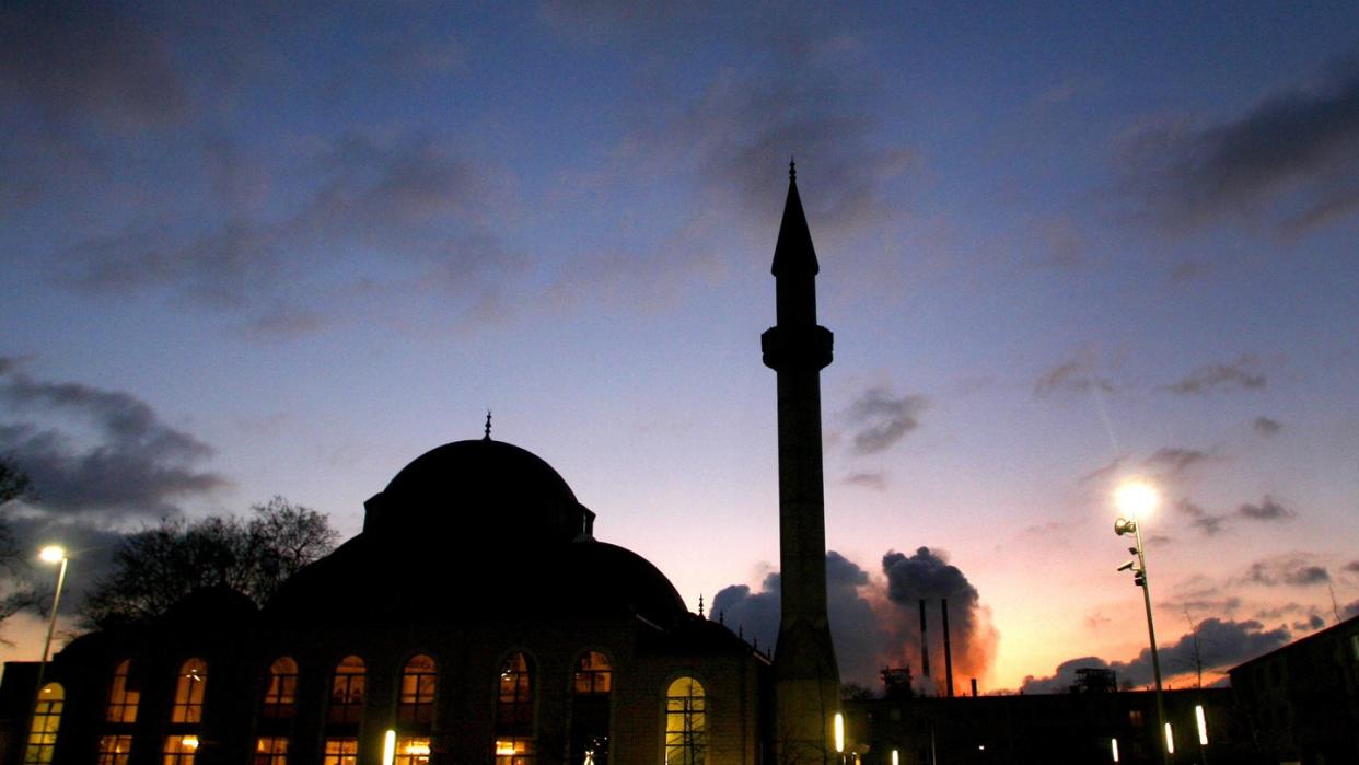 Die Merkez-Moschee in Duisburg-Marxloh wurde nach einer Bombendrohung geräumt, weiträumig abgesperrt und durchsucht. Foto: Roland Weihrauch