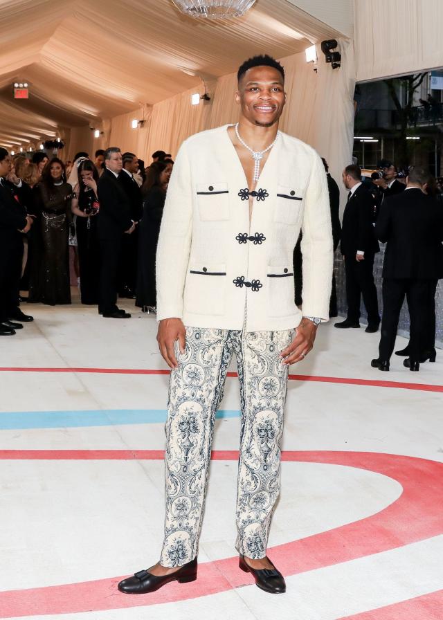 Shai Gilgeous-Alexander Rocks Unique Look At Paris Fashion Week - Fadeaway  World