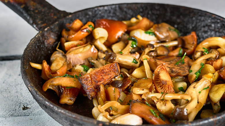 pan-fried mushrooms with herbs 