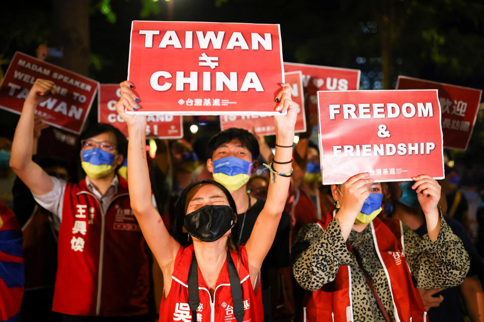 Manifestantes sostienen pancartas durante una concentración en apoyo a la esperada visita de la presidenta de la Cámara de Representantes de Estados Unidos, Nancy Pelosi, en Taipéi, Taiwán, el 2 de agosto de 2022. REUTERS/Ann Wang