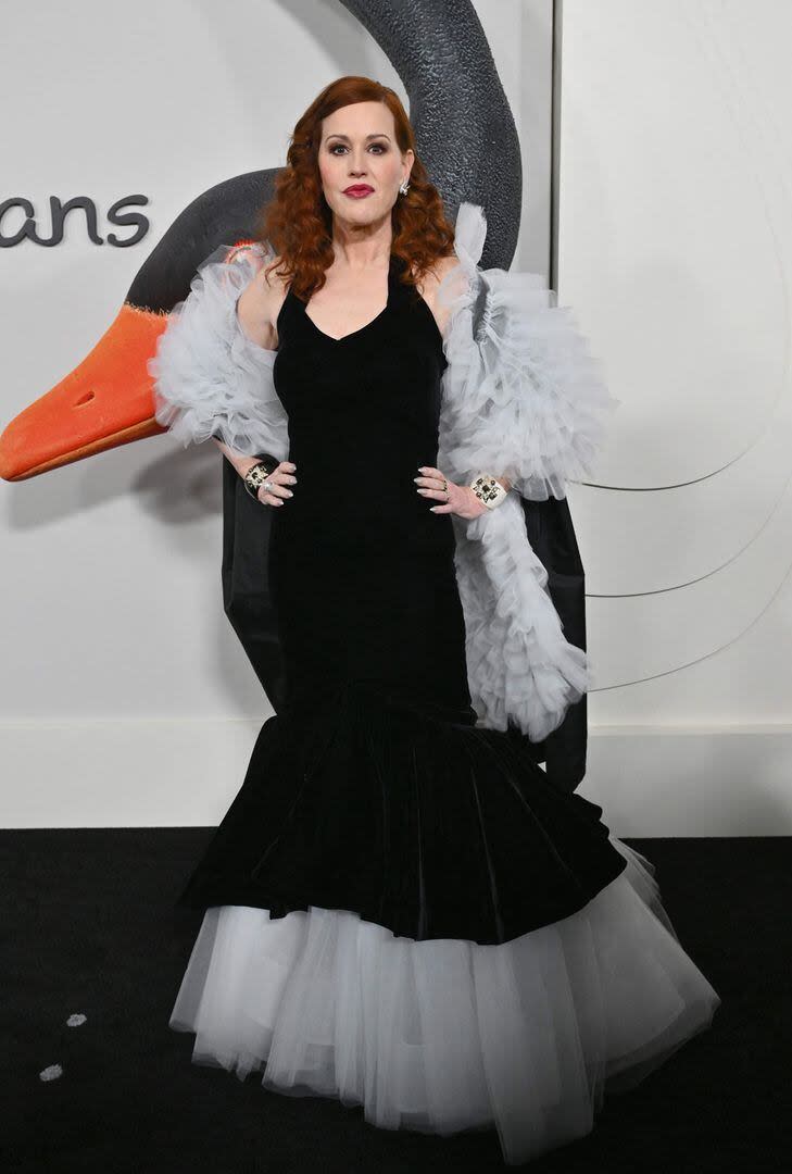 Molly Ringwald interpreta en la serie a Joanne, exesposa del presentador de programas de entrevistas Johnny Carson y una de las amigas más leales de Capote. Para el estreno, la actriz también optó por un look retro: un vestido de fantasía de Rodarte con detalles románticos donde se destaca el tul blanco y la larga capa. Lo llamativo del total look fueron sus pulseras
