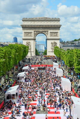 LG Electronics hosted a grand picnic on Paris’s iconic Champs-Élysées to celebrate the release of LG InstaView™ with MoodUP™ in France. (PRNewsfoto/LG Electronics, Inc.)