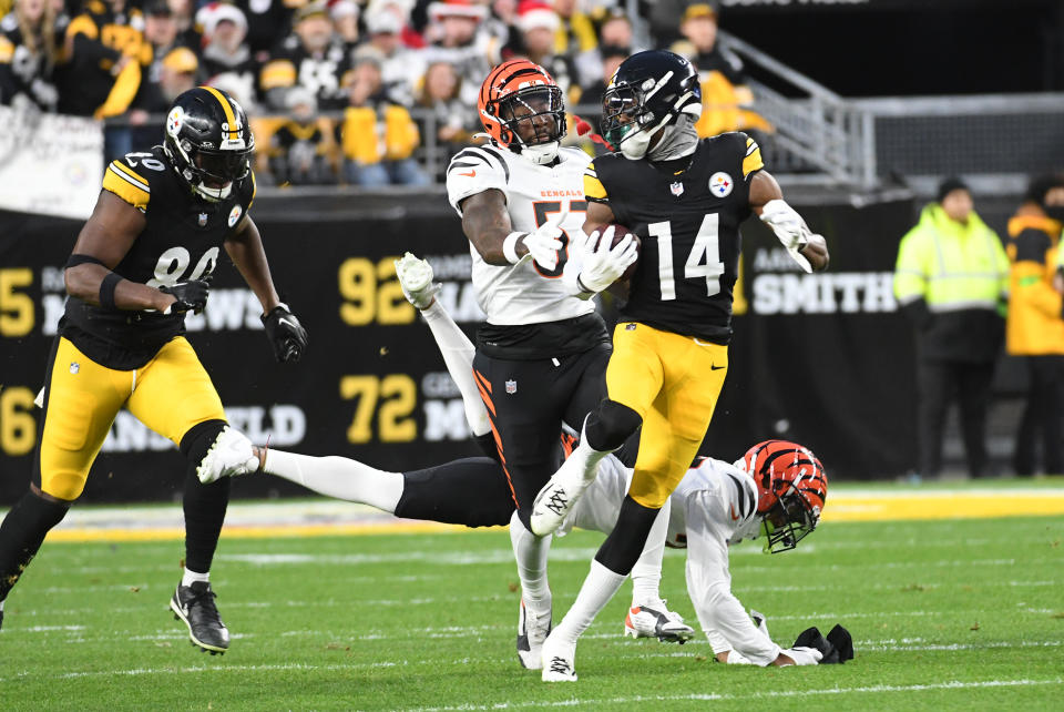 Dec 23, 2023; Pittsburgh, Pennsylvania, USA; Pittsburgh Steelers wide receiver <a class="link " href="https://sports.yahoo.com/nfl/players/34007" data-i13n="sec:content-canvas;subsec:anchor_text;elm:context_link" data-ylk="slk:George Pickens;sec:content-canvas;subsec:anchor_text;elm:context_link;itc:0">George Pickens</a> outpaces the Cincinnati Bengals defense for an 86 yard touchdown in the first quarter at Acrisure Stadium. Mandatory Credit: Philip G. Pavely-USA TODAY Sports