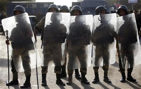 Egyptian soldiers stand guard near Rabaa al-Adawiya square during a protest by members of the Muslim Brotherhood and supporters of ousted Egyptian President Mohamed Mursi in Cairo, October 4, 2013. REUTERS/Amr Abdallah Dalsh