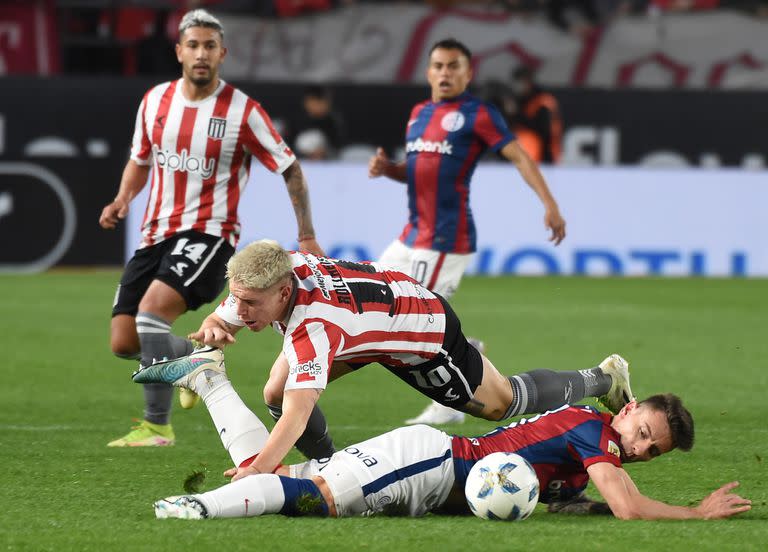 Benjamín Rollheiser y Malcom Braida envueltos en lucha y la pelota sin destino; Estudiantes y San Lorenzo se olvidaron de jugar