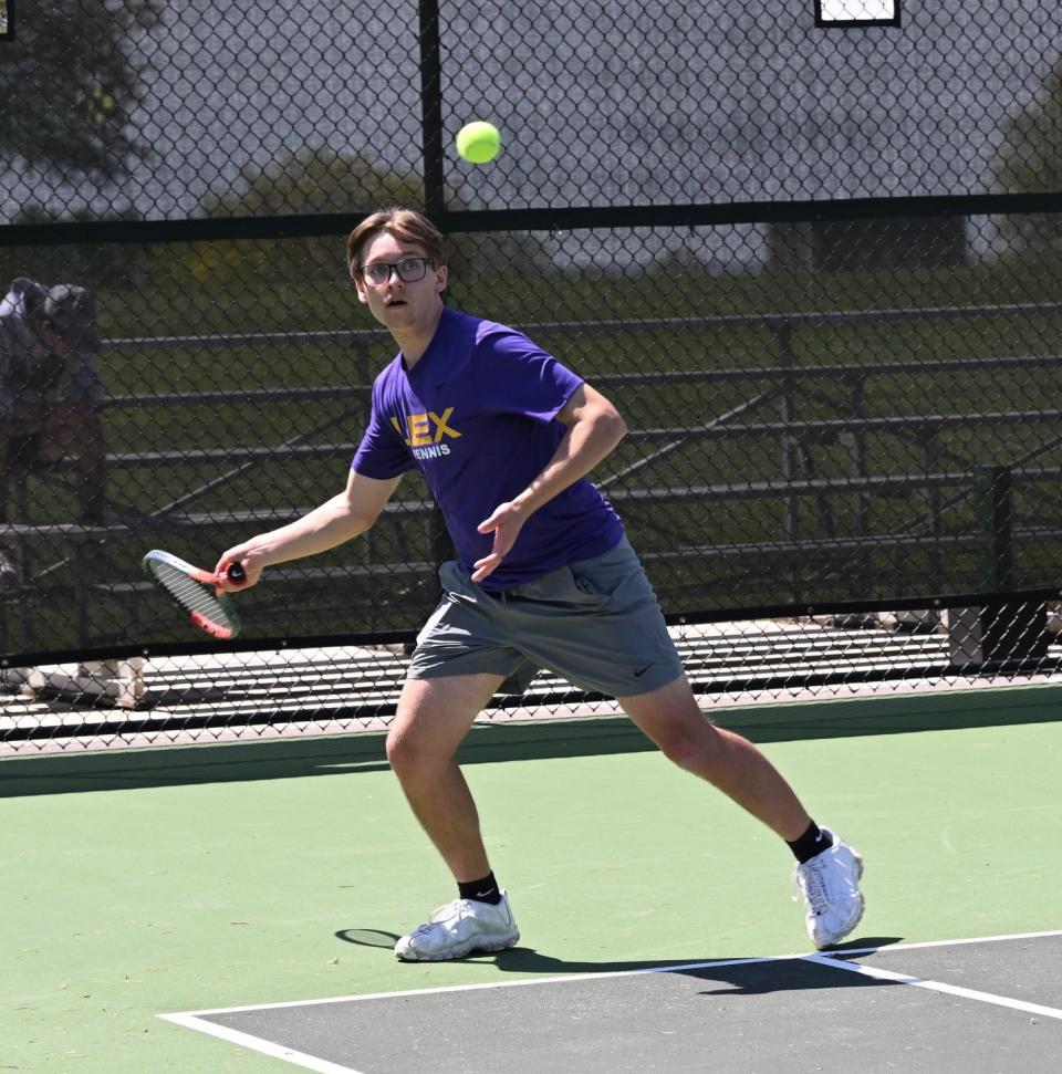 Jake Halfhill, estudiante de último año de Lexington, ganó el segundo dobles en el torneo OCC con Philip Etzel.