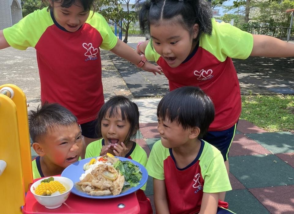 「灃食主廚到我家」兩年來走訪全台13縣市14所學校，協助校園營養午餐結合飲食教育，激發孩子對食物興趣。   圖：灃食教育基金會提供