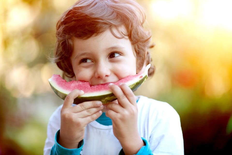 <p>Die Kerne von Wassermelonen ausspucken? Besser nicht! Die kleinen Punkte in der Sommerfrucht sind wahre Vitaminbomben und viel zu schade für den Abfall. Sie enthalten Vitamin A, Vitamin C, Folsäure, Magnesium und Eisen sowie ungesättigte Fettsäuren und Proteine - von denen Sie allerdings nur profitieren, wenn Sie sie zerkauen. (Bild: iStock / MiraPen)</p> 