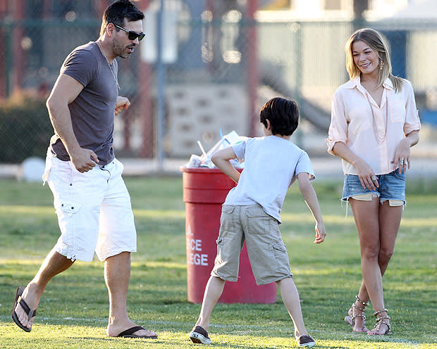 Eddie Cibrian with his son and wife, LeAnn Rimes. (MAP/Splash News)