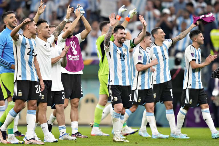 Líder en la celebración en Lusail, abrazado por todos sus compañeros; el Mundial Qatar 2022 toma otro color para Leo Messi.