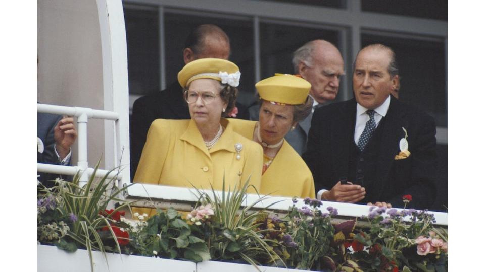 Queen Elizbeth II, Princess Anne and Henry Herbert, 7th Earl of Carnarvon (1924-2001), racing manager to Queen Elizabeth II, watching the horseracing at the Derby meeting, at Epsom racecourse, in Epsom, Surrey, England, Great Britain, 1 June 1988. 