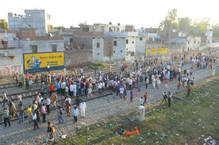 Police brought in reinforcements to control a crowd of hundreds that had gathered at the disaster scene