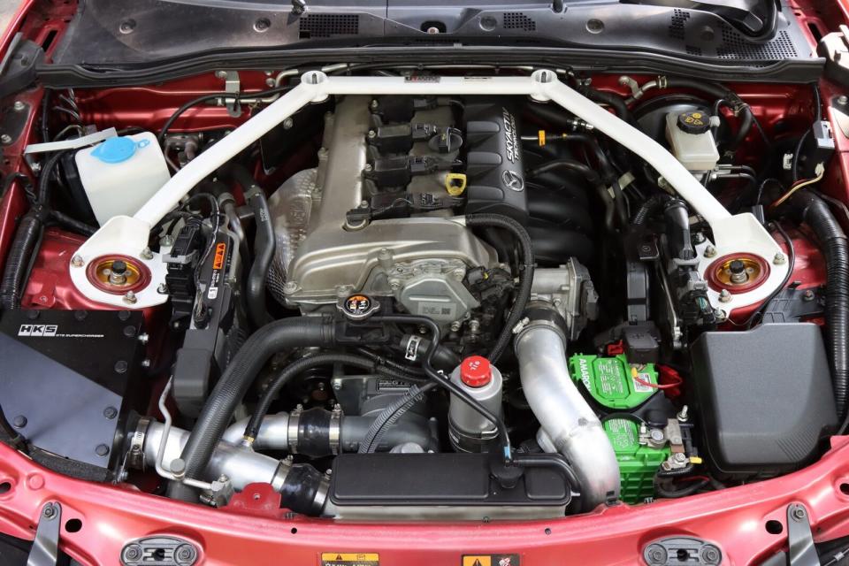 第四代MX-5原廠擁有160hp/20.4kgm出力表現，受限於原廠六速自排變速箱疏齒比設定，在彎中會出現換檔後，扭力突然低下的問題，於是這部車MX-5的車主興起加裝增壓系統的想法。