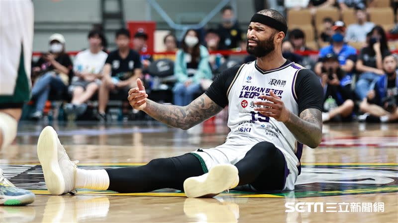 T1季後賽首戰，卡森斯（DeMarcus Cousins）被犯規倒地。（圖／記者劉彥池攝影）