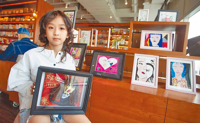 年僅9歲的蕭柏潤從小熱愛速寫腦中的異想世界，即日起至5月4日止在高雄承風書店推出生涯第5場個展。（袁庭堯攝）