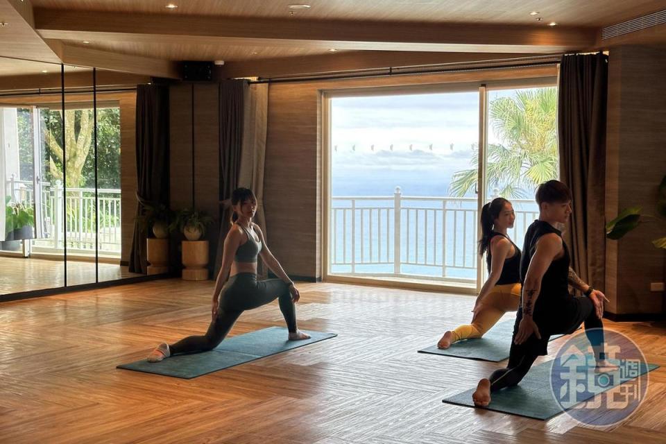 悅沐館提供大人專屬的療癒放鬆體驗，像是瑜伽課程。