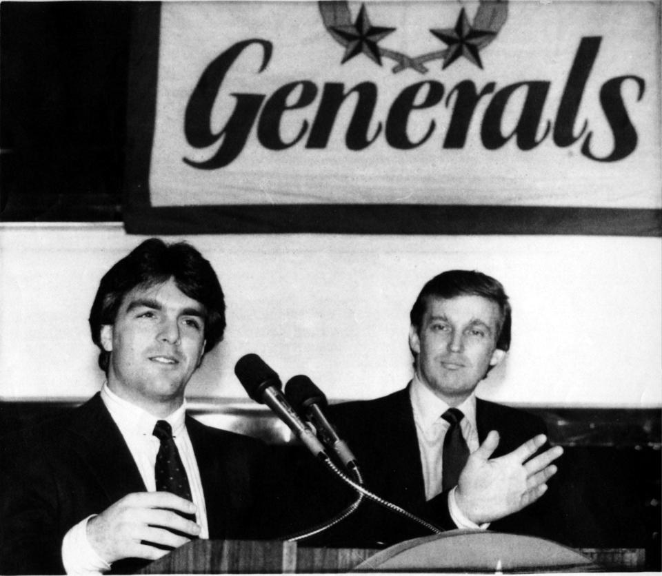 Doug Flutie habla sentado junto a Donald Trump en una conferencia de prensa de los New Jersey Generals.