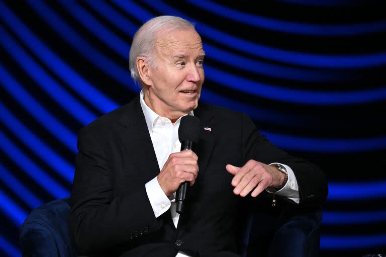 El presidente de Estados Unidos, Joe Biden, habla en el escenario durante una recaudación de fondos de campaña en el Peacock Theatre de Los Ángeles el 15 de junio de 2024.