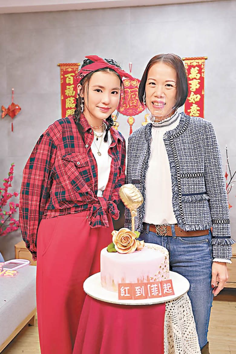 姚焯菲獲中銀香港個人金融及財富管理部市場營銷處助理總經理趙樂怡送蛋糕，十分驚喜。