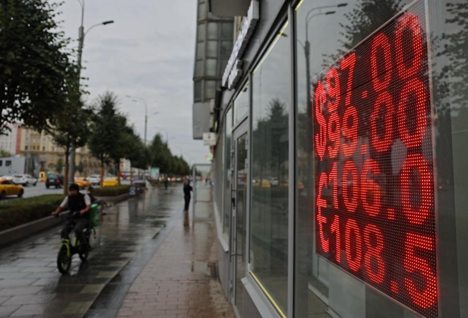 2023年8月12日，俄羅斯莫斯科街道上的匯率牌。路透社