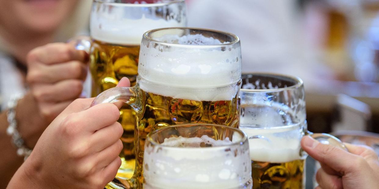 Besucher stoßen auf dem Münchner Oktoberfest mit Bier an.<span class="copyright">Matthias Balk/dpa</span>