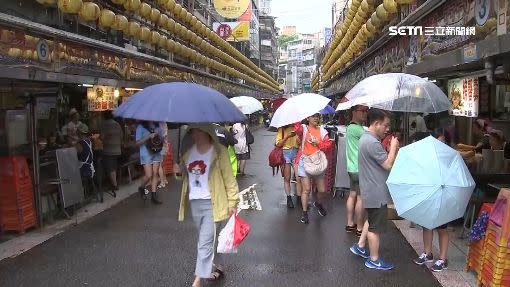 民眾上網抱怨基隆廟口夜市的烤鳳螺太貴。