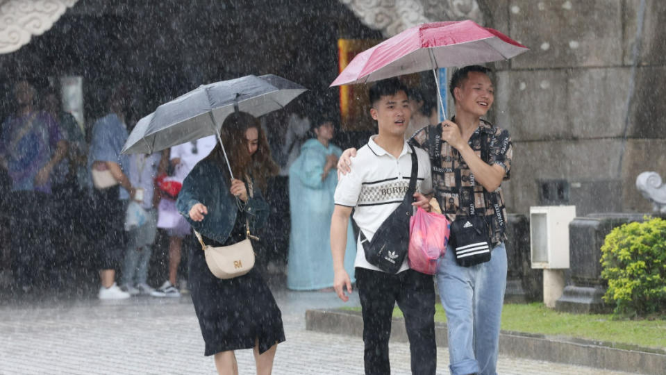 受到大雷雨影響，松山機場暫停作業。資料照片，廖瑞祥攝