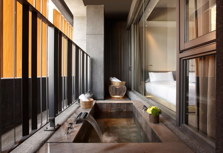 每間房型配有專屬半露天景觀湯池，讓旅客可以輕鬆享受碳酸氫鈉美人湯泉的極致體驗。