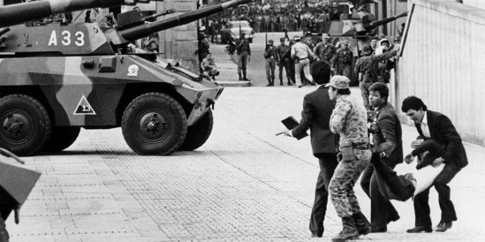 <span>Un herido es evacuado del Palacio de Justicia de Colombia, el 6 de noviembre de 1985, ocupado por un comando de guerrilleros del movimiento M-19. (Foto: Intercontinental / AFP)</span>