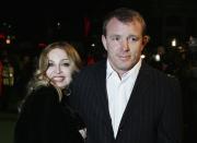 <p>Madonna ha fatto firmare a Guy Ritchie un contratto prematrimoniale in cui lo costringeva a fare più rapporti sessuali a settimana. Inoltre, egli dovrebbe leggere la Kabbalah (disciplina esoterica legati al giudaismo) e gli è stato proibito di gridare. In cambio, la cantante ha permesso al regista di usare sempre il preservativo. Difficile capire come siano durati otto anni. (Credits – Getty Images) </p>