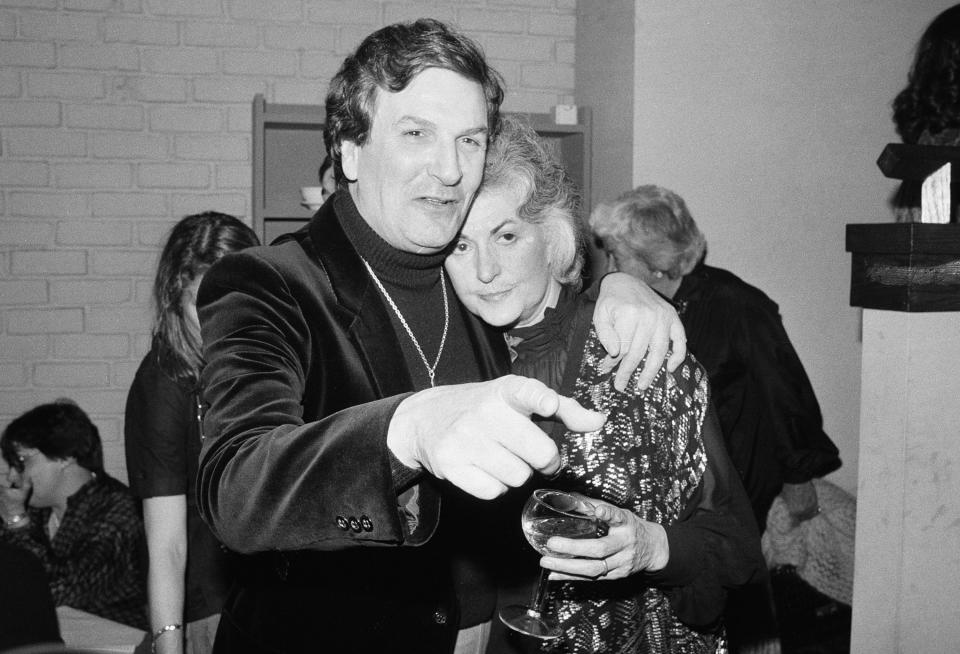 En esta foto del 28 de abril de 1981, el actor Danny Aiello abraza a la actriz Beatrice Arthur en una fiesta tras la función inaugural de la obra de Woody Allen "The Floating Lightbulb" en Nueva York. Aiello murió el jueves 12 de diciembre del 2019. Tenía 86 años. (AP Foto/Richard Drew, Archivo)