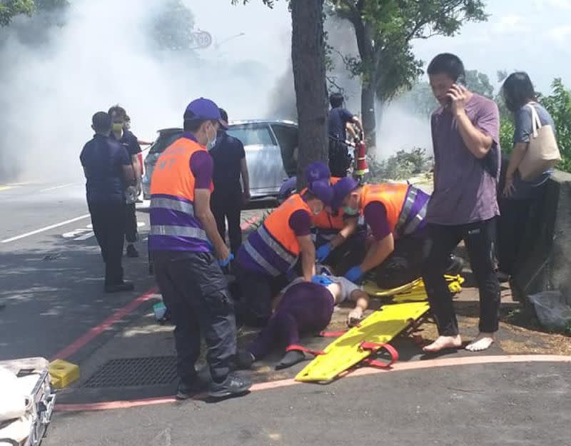 ▲楊梅發生自小客車車禍意外，火燒車造成一死一傷。（圖／翻攝臉書社團「楊梅人」）