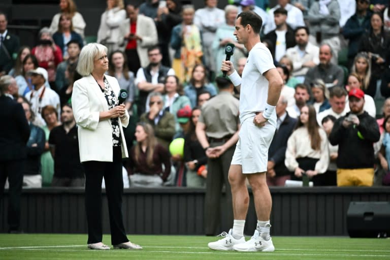 Le Britannique Andy Murray et l'ancienne joueuse devenue animatrice de télévision Sue Barker, après le double perdu avec son frère Jamie sur le Centre Court de Wimbledon, le 4 juillet 2024 à Londres (Ben Stansall)