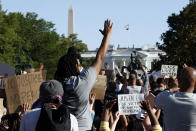 Manifestantes se reúnen en el Parque Lafayette para protestar por la muerte de George Floyd, el lunes 1 de junio de 2020, cerca de la Casa Blanca en Washington. Floyd murió después de ser inmovilizado por policías de Minneapolis. (AP Foto/Alex Brandon)