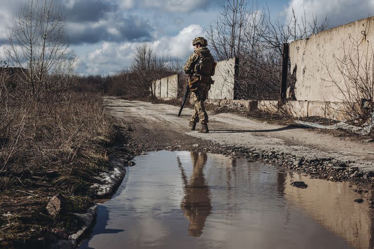 19-02-2022 Un soldado, del ejército ucraniano, camina por la línea del frente, a 19 de febrero de 2022, en Avdiivka, Oblast de Donetsk (Ucrania). Las autoridades de las autoproclamadas repúblicas de Donetsk y Lugansk han anunciado el estado de movilización general que impone la activación de todos los reservistas y la transformación de la economía con vistas a un conflicto armado. La tensión de los últimos meses por la acumulación de tropas rusas en la frontera con Ucrania, sumado a la consiguiente intensificación de las operaciones de la OTAN han acabado por desbordar de nuevo el conflicto en el este del país, que enfrenta a las autoridades de Kiev con estas dos zonas separatistas, afines a Rusia. POLITICA Diego Herrera - Europa Press