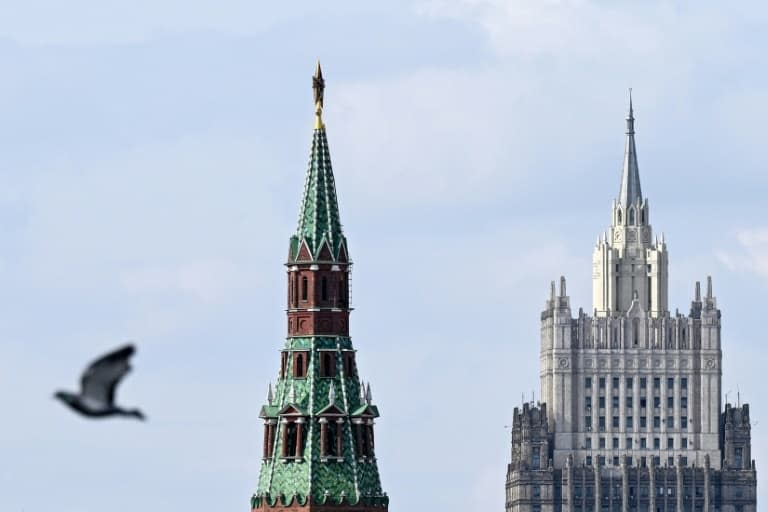 Un pigeon passe devant l'une des tours du Kremlin et le siège du ministère russe des Affaires étrangères à Moscou, le 5 avril 2022 - Kirill KUDRYAVTSEV © 2019 AFP